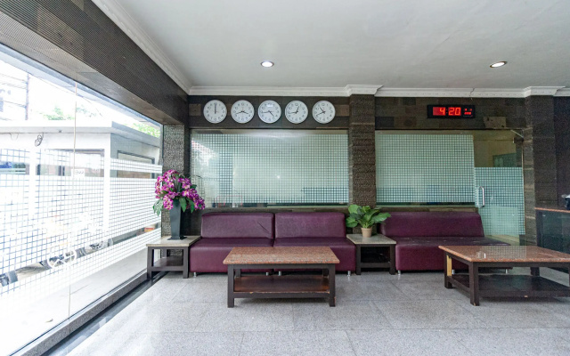 RedDoorz Premium @ Hotel Ratu Residence