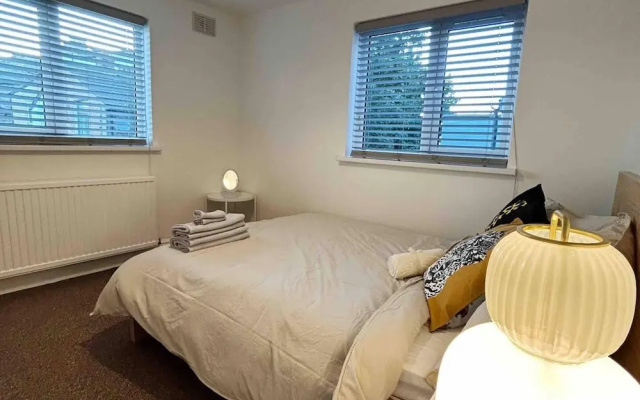 London Flat Next to Central Line Tube Station