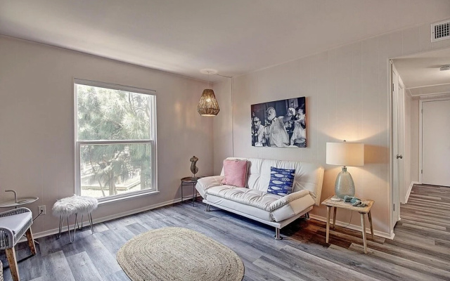 Cozy Isle 2 Bedroom Condo by RedAwning