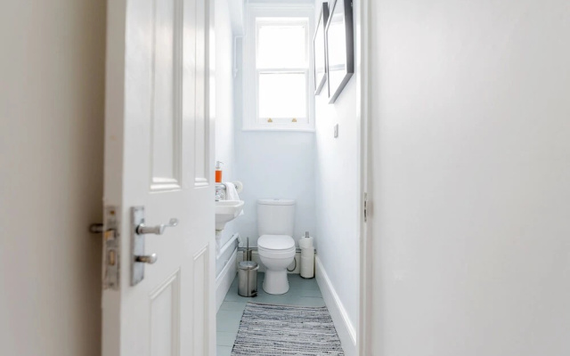 Earls Court Apartments by BaseToGo