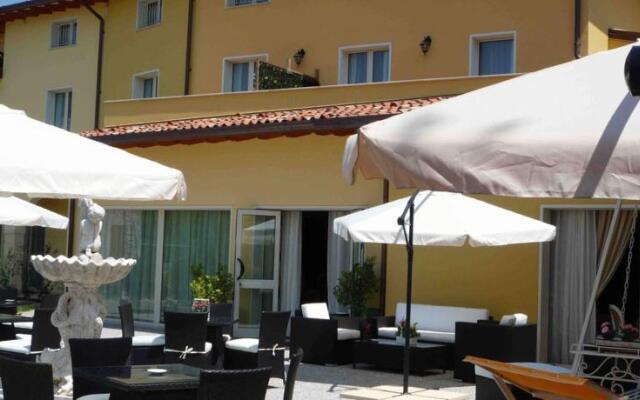 Hotel Borgo dei Poeti Wellness Resort Манерба-дель-Гарда вид на фасад
