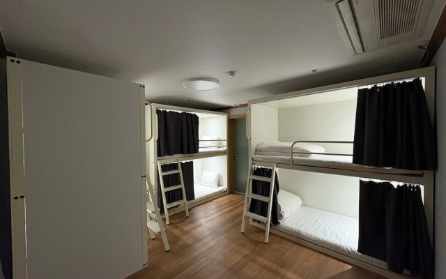 K wave guesthouse only Female 2