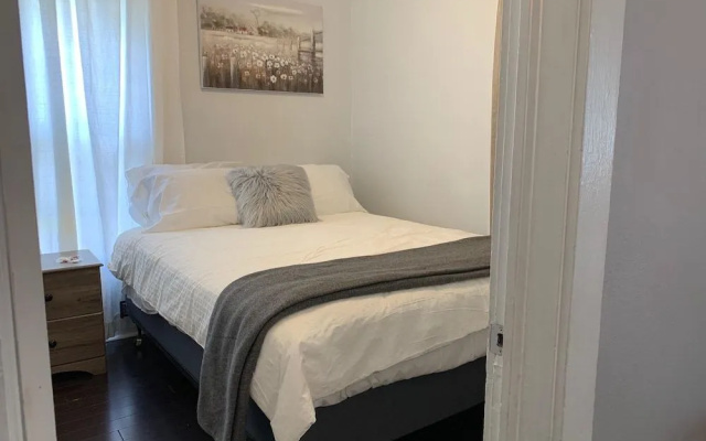 The Cottage! Chic Bungalow near Old Town Square!