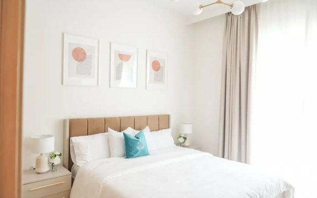 Yogi - Elegant Apartment With Balcony Amidst Vibrant Area