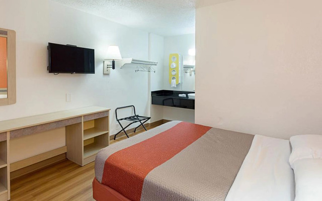 Super 6 Inn & Suites Baton Rouge