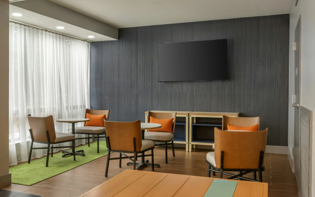 Spark by Hilton Atlanta Airport South College Park