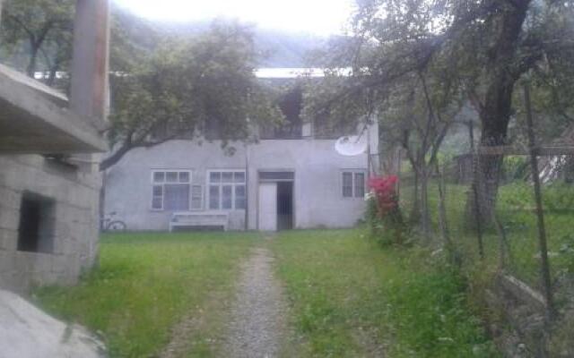 Отель Beso Guledani Guesthouse Грузия, Местиа - отзывы, цены и фото номеров - забронировать отель Beso Guledani Guesthouse онлайн вид на фасад