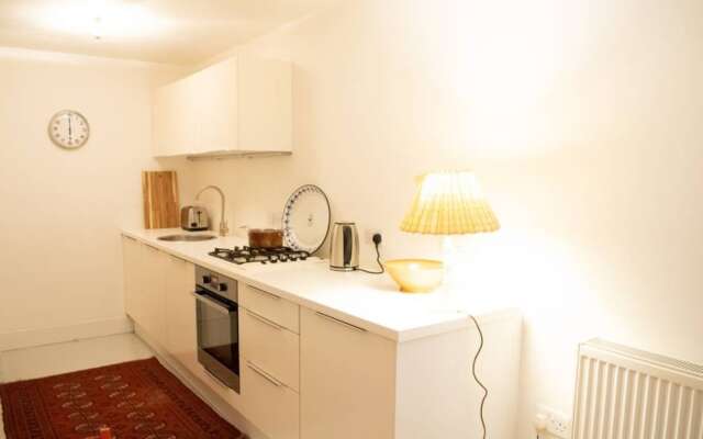 Отель 1 Bedroom Hidden Gem in Islington Лондон в номере