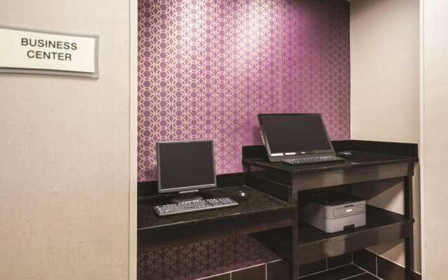 La Quinta Inn & Suites by Wyndham Louisville East