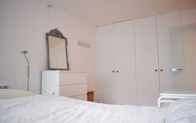 Отель Spacious 1 Bedroom Flat in Central London комната для гостей