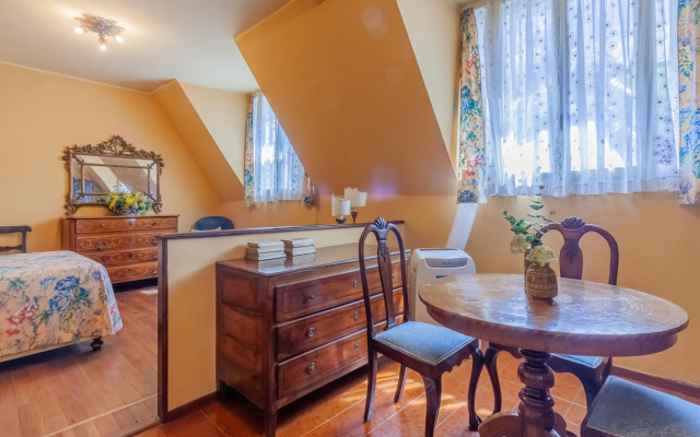 Gothic Apartments - 1st-Floor Studio 1