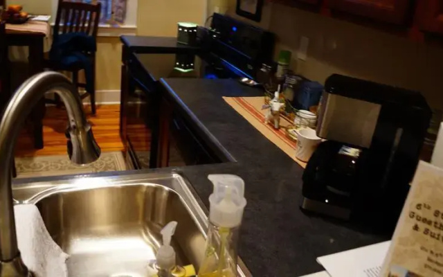 6th Street Guest House and Suites