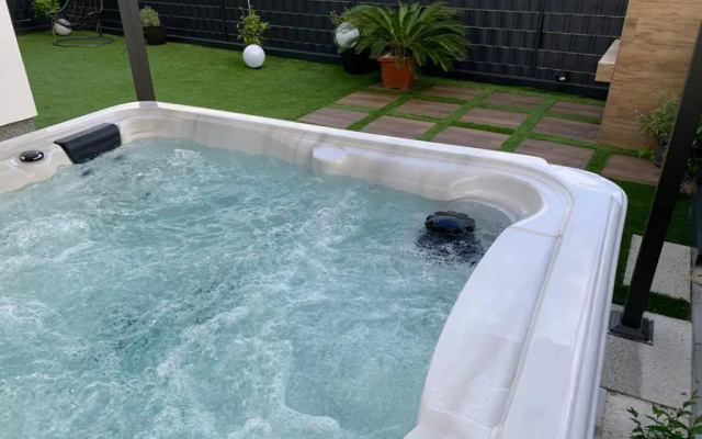 Hedonist-Luxury 2 bedroom apartment with private garden and free parking