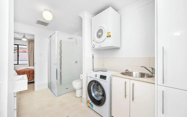 Stylish 2BR With Wi-fi 100 Mbps TV big 75 Inch