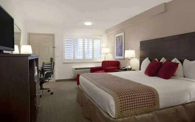 Ramada Tempe/At Arizona Mills Mall