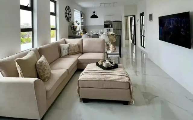 Apt - Sleeps 4 - Balcony - Pool - Parking