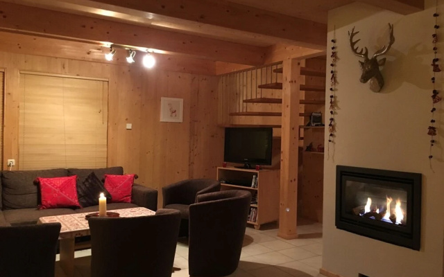 Detached Wooden Chalet with Sauna near Kreischberg