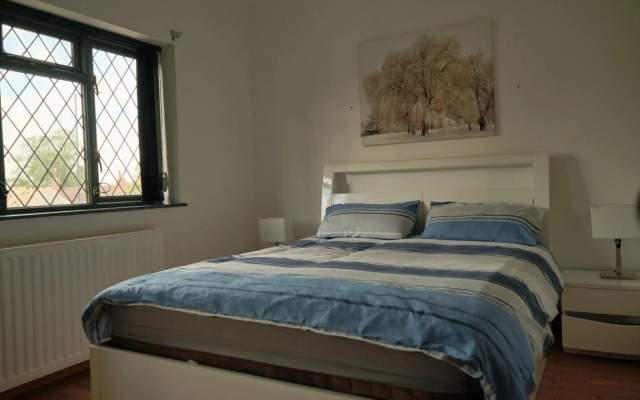 Modern Spacious House - Sleeps 16, Free Parking, Sun Terrace