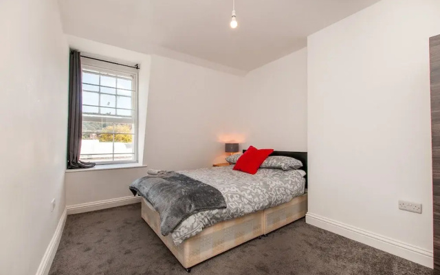 2 Bed Flat in Pedestrianized High Street
