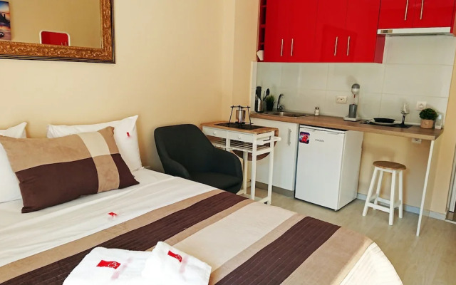Monad Apartments Karaoli