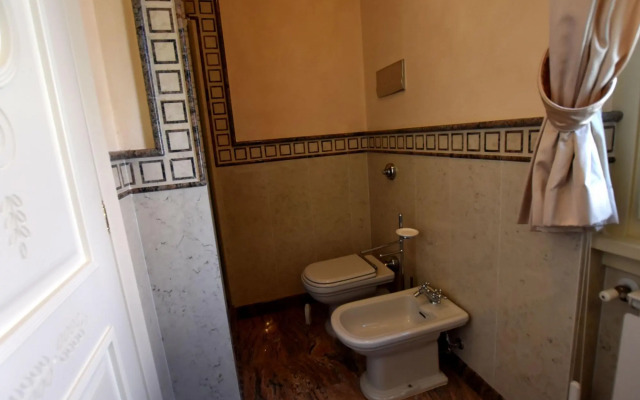 Luxurious Villa in Lombardy with Garden and bubble bath