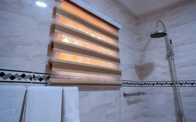 House - Sleeps 10 - Parking - Airport Close