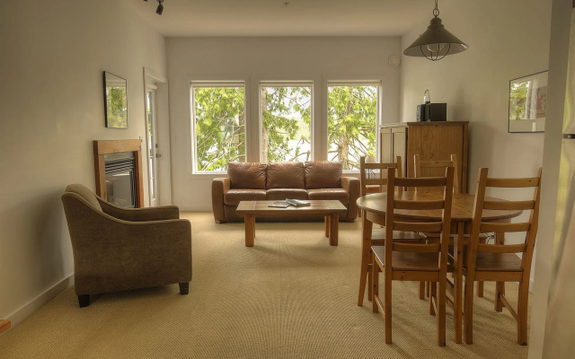 Waters Edge Shoreside Suites
