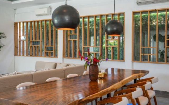 Lux 5BR Villa w/Rooftop BBQ, Pool & 500M to Beach