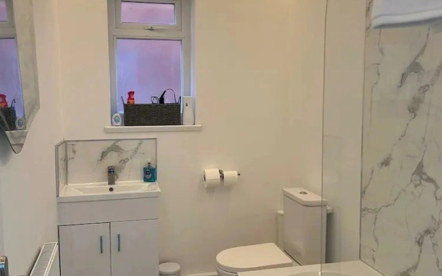 House Sleeps 8 With Garden