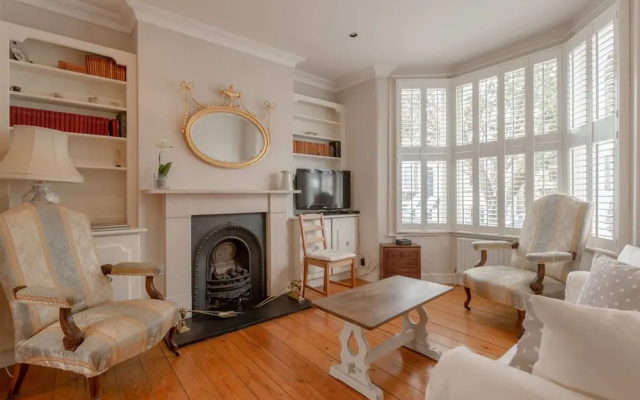 Charming Two Bedroom Home in West London