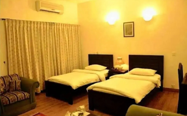 New Hotel Couple In Karachi