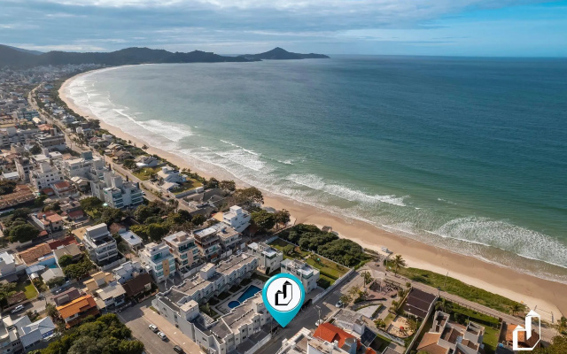 Duplex com piscina à beira mar e 03 suítes