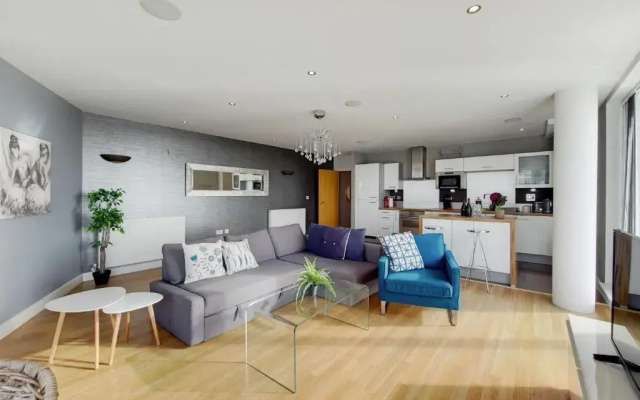 Deluxe three bedroom Apartment by London ExCeL Stays