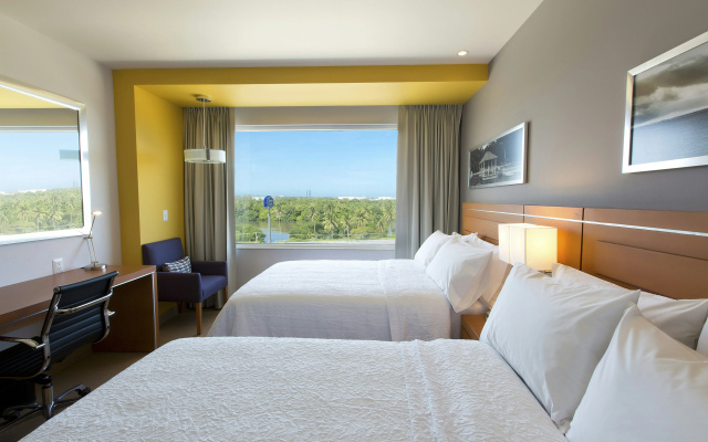 Hampton Inn & Suites by Hilton Paraiso