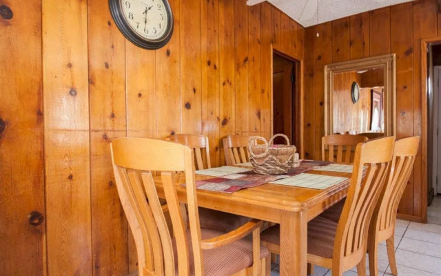 Cozy 3BD Wood House