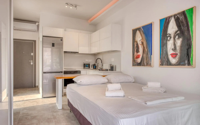 Lux Deck Roof Apt at the Foothills of Acropolis w Breathtaking View