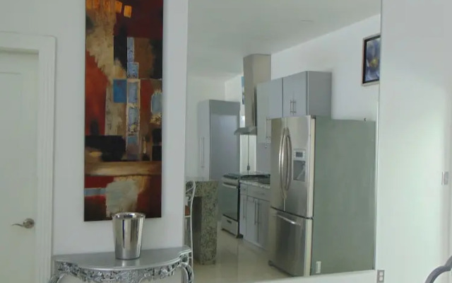 Modern Townhome Prime Location