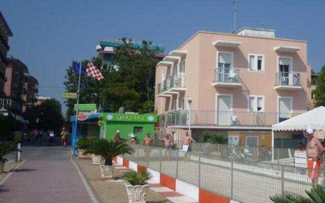 Отель G House Римини вид на фасад