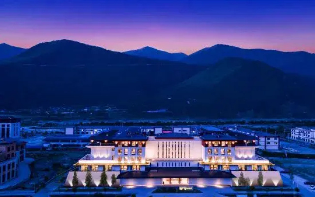 LinZhi Joy Crown Resort hotel