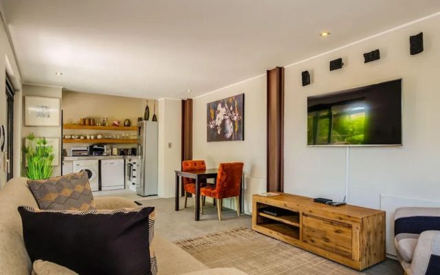 Compact Ground Floor Apartment With Private Garden and Pool 17 G Lower