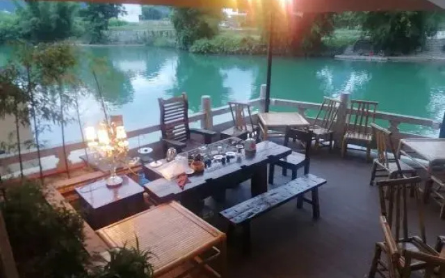 Yangshuo Banxian Bieyuan Homestay (Yulonghe Bamboo Rafting Yulongqiao Wharf Branch)