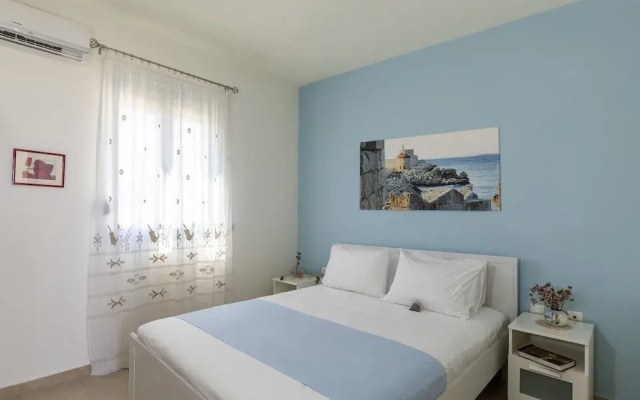 Live by the sea at House Almyra