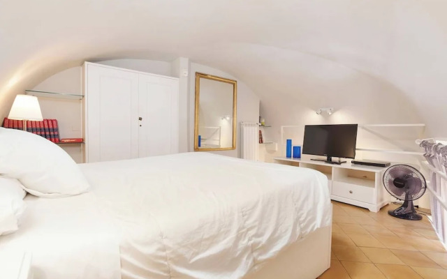 Renoir Small Loft on Giulia Street