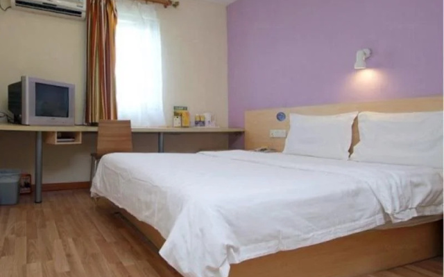 7 Days Inn (Beijing Liujiayao Metro Station Songzhuang Road)