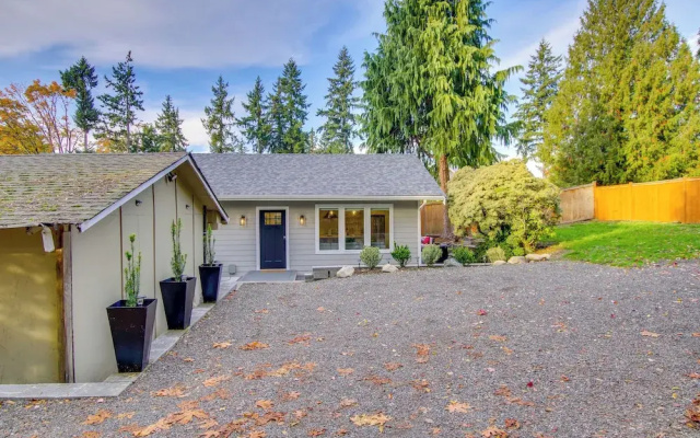 Private Yard & Fire Pit! Modern Kirkland Abode