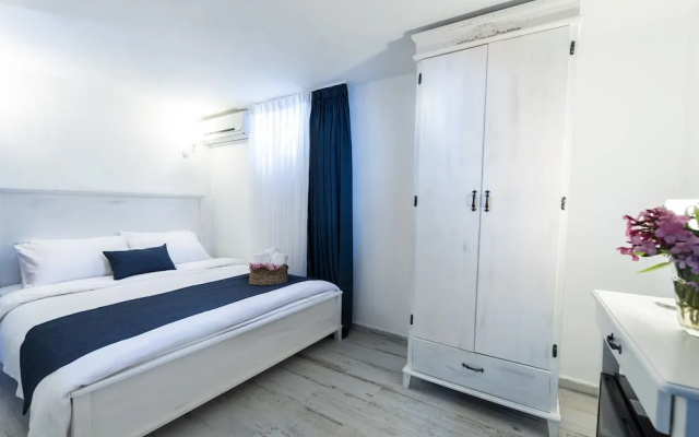 Delos Hotel