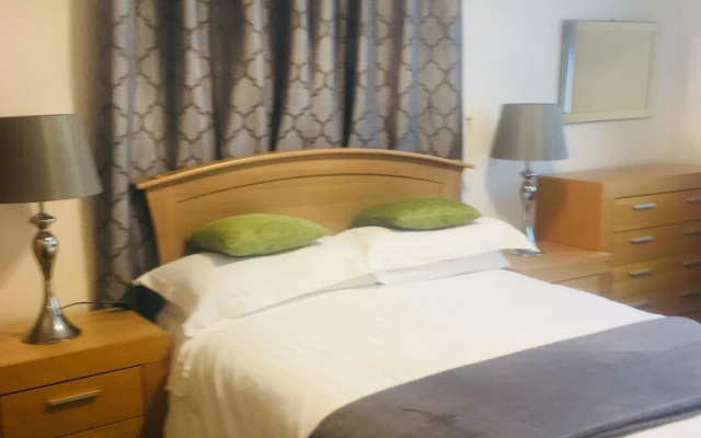 Ferrybridge Hotel