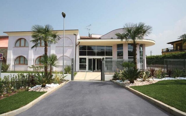 Отель Manerba Del Garda Resort Монига-дель-Гарда вид на фасад