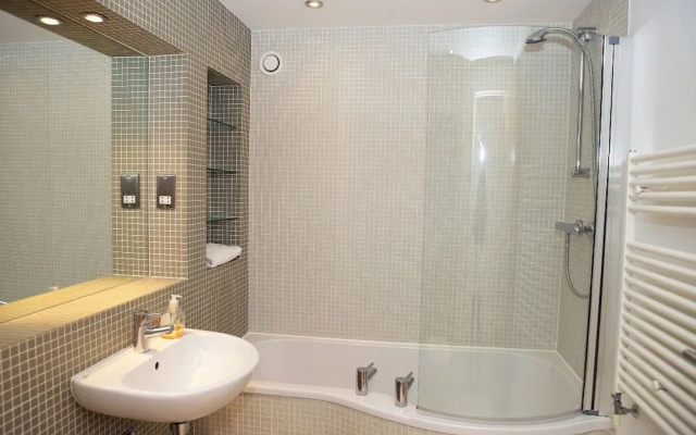 Smart 3 bedroomed flat with parking