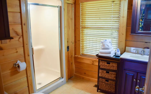 PAPA BEAR'S DEN - 5 Br Cabin